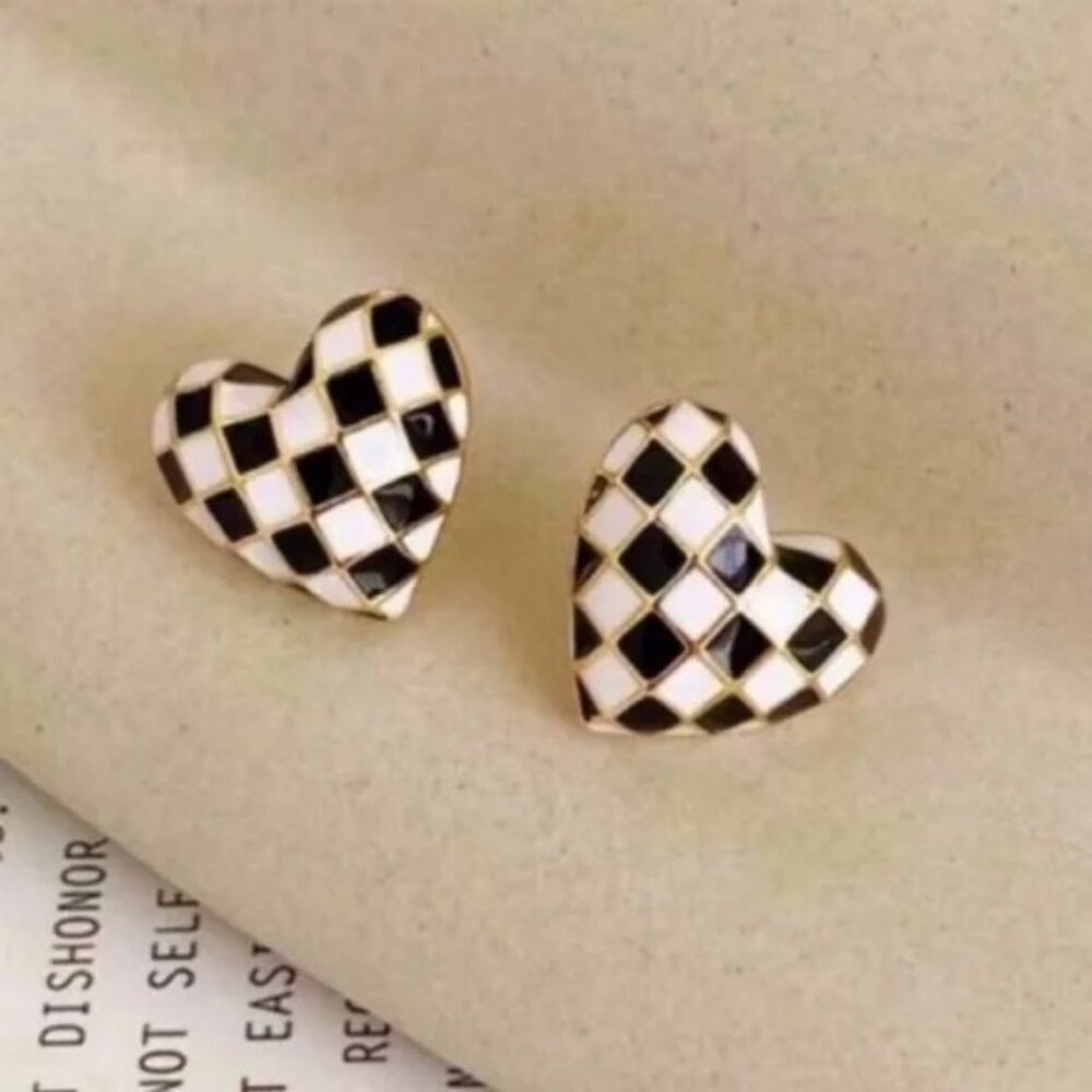 NWOT Mackenzie Checkerboard Heart Post Earrings